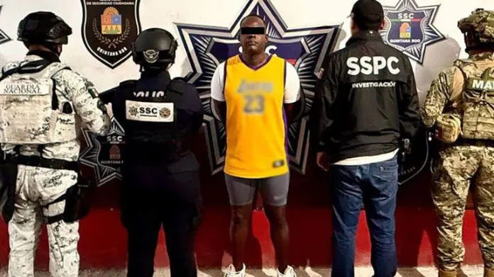 Police officers in Cancún during an arrest operation