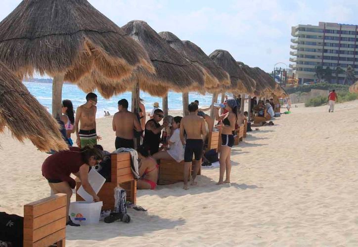 Aerial view of Cancún coastline with hotels along the beach