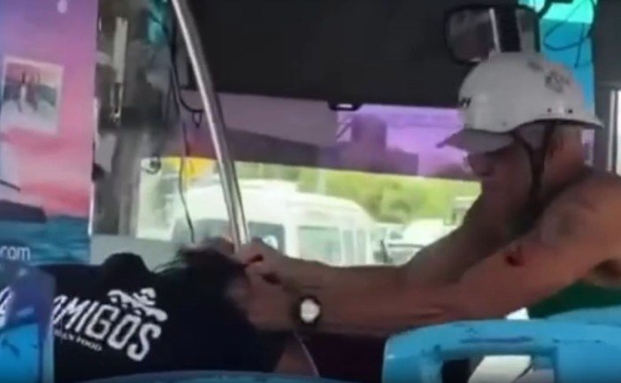 Passengers and bus driver subduing a man who attacked a woman on a Cancun public bus