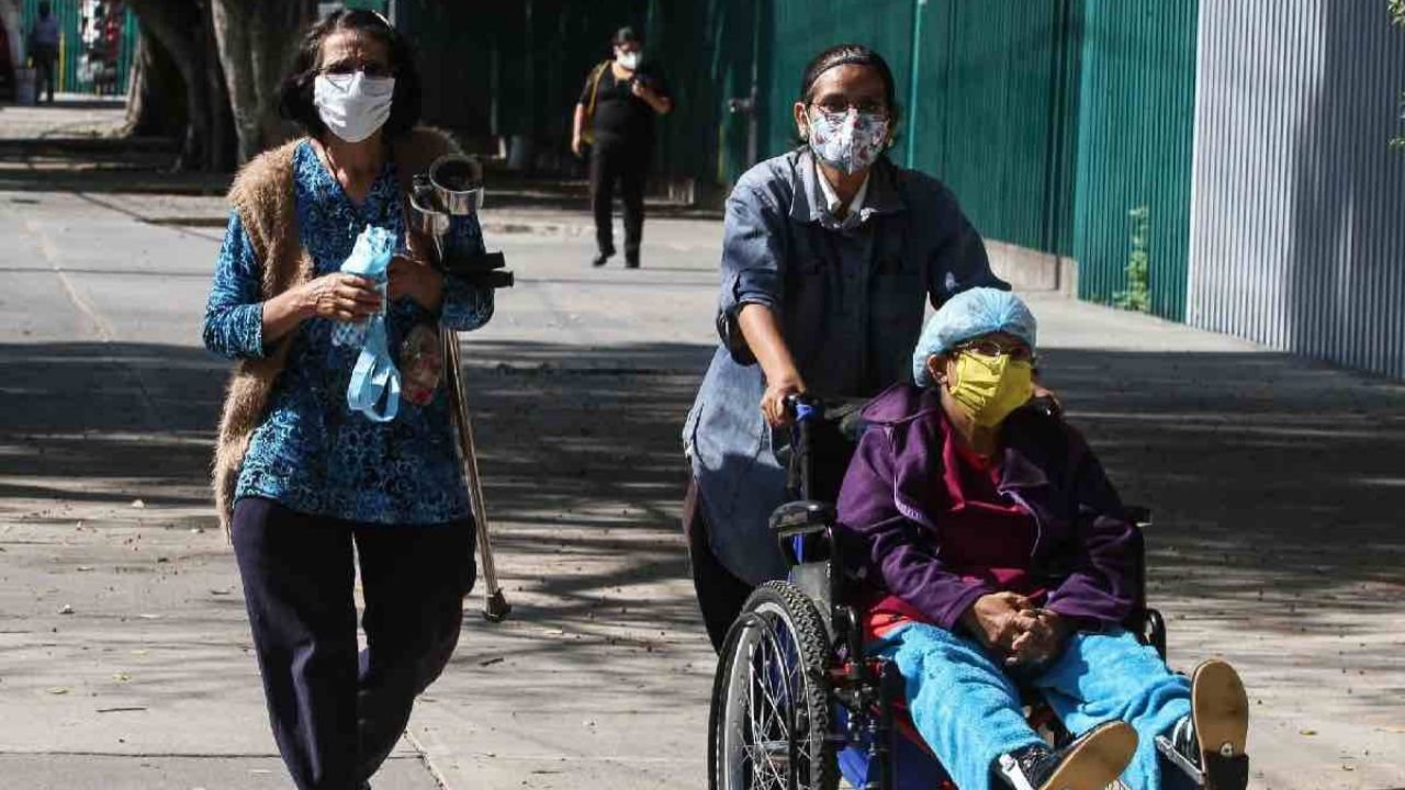 Officials announce the launch of a free caregiver support program in Cancún