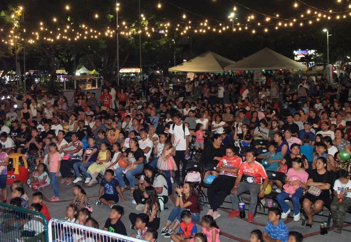 Children playing at a community event in Cancún
