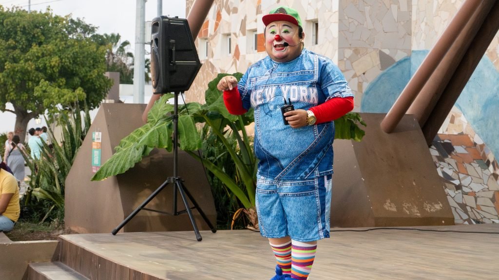 A community theater event in Cancún featuring a performance by the Municipal Theater Company