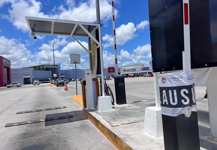 Cancún Mall parking lot with closure seals after being fined for unauthorized fees