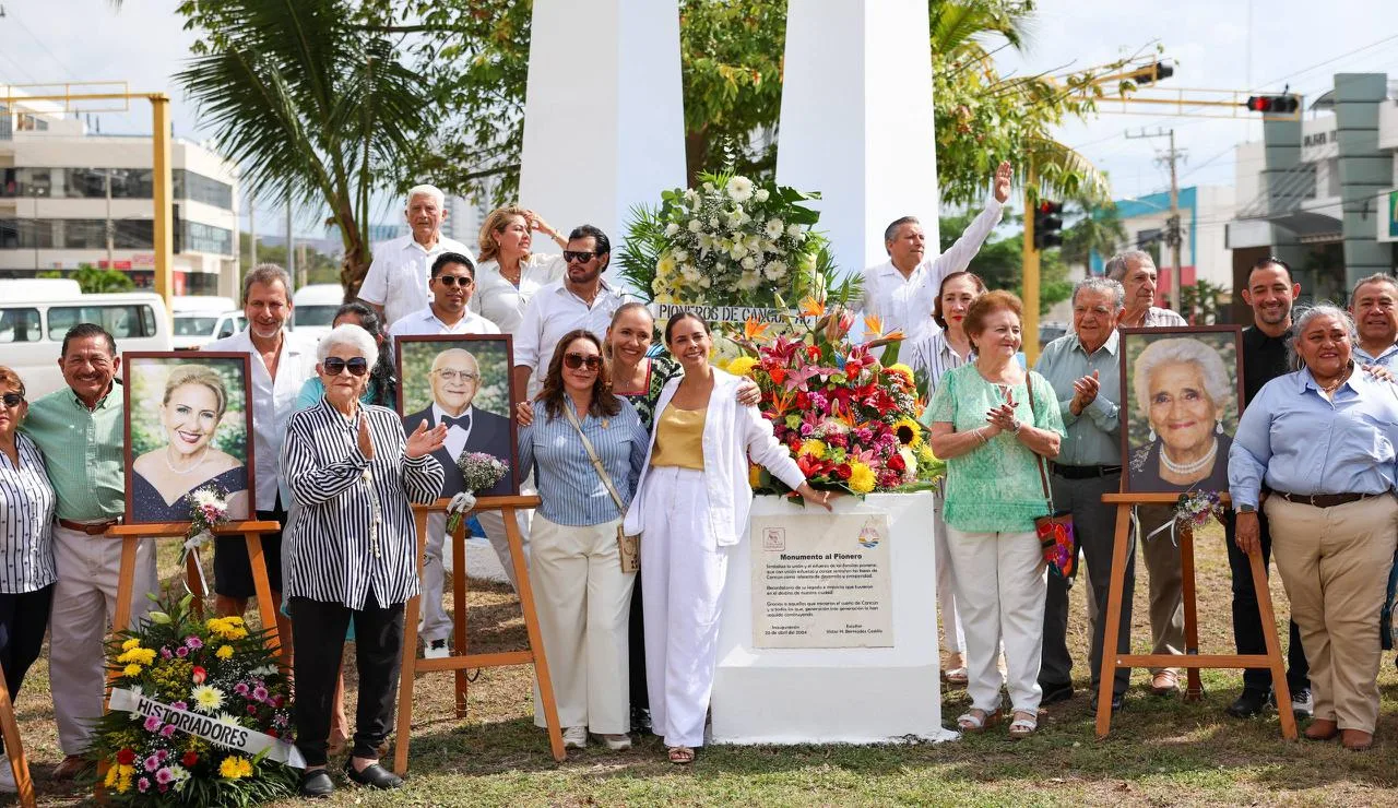 Cancún Mayor Ana Paty Peralta places a floral tribute at the Pioneer Monument during the city's 56th anniversary ceremony.