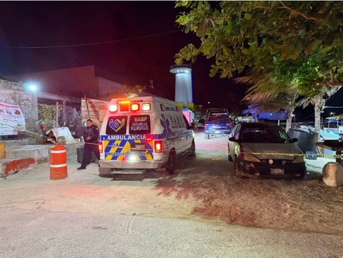 Police and rescue personnel at the scene where a body was found in Puerto Juárez waters near Cancún