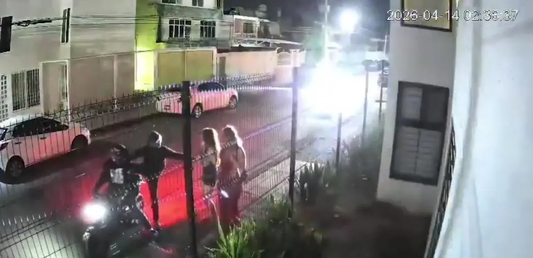 Security camera footage showing four men on motorcycles robbing two tourists in Cancún