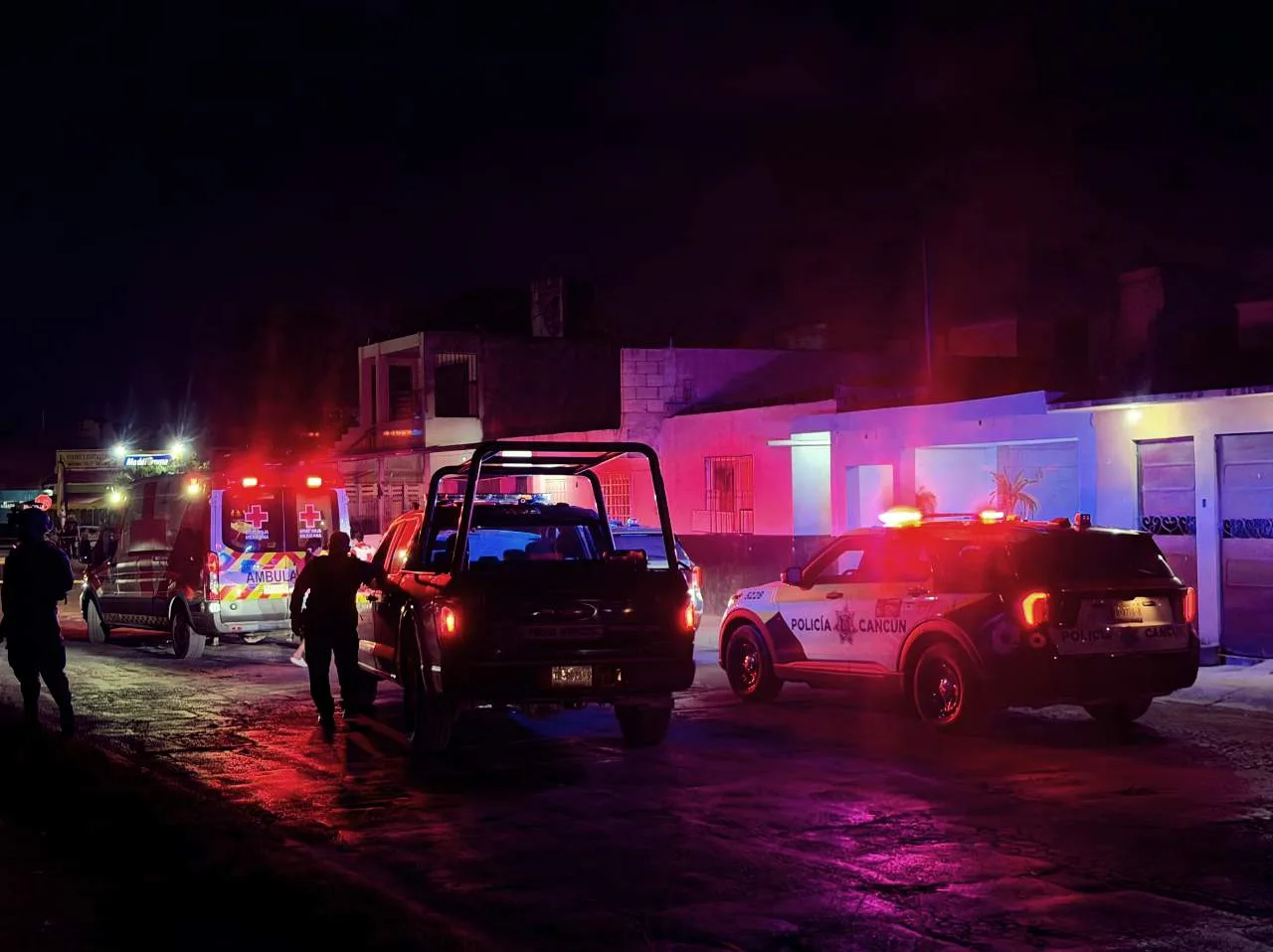Police and emergency responders at the scene of a shooting in Cancún's Haciendas del Caribe neighborhood