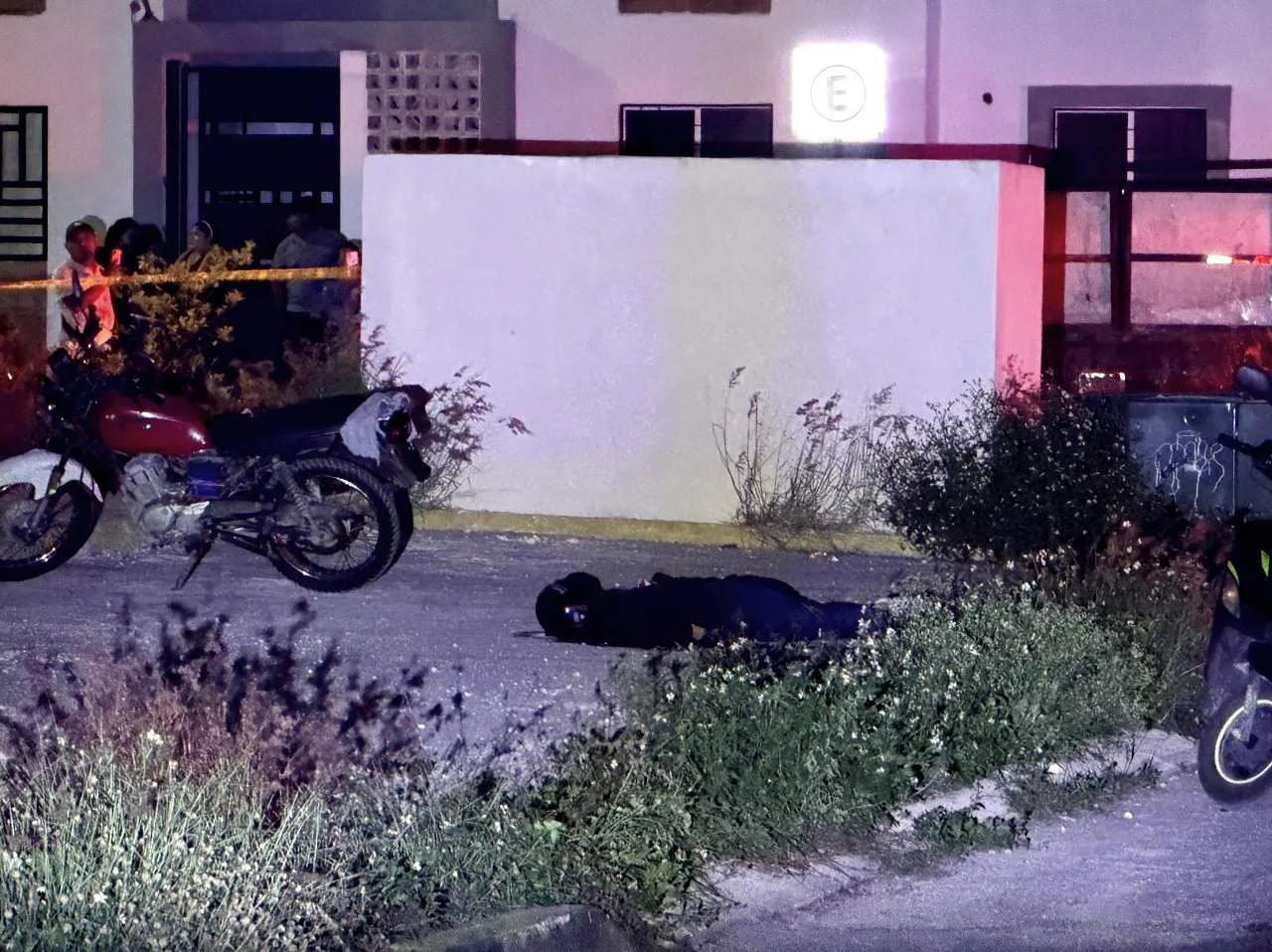 Police and forensic investigators at the scene of a shooting in Cancun's Region 110 neighborhood