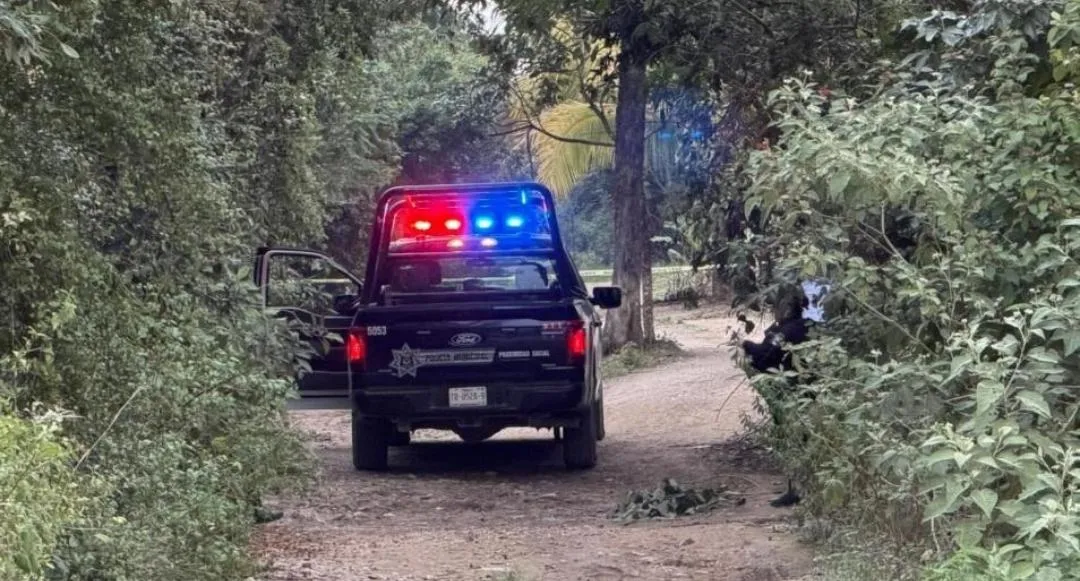Police and forensic investigators at a crime scene in Cancun's Tres Reyes neighborhood