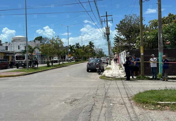 Police and forensic investigators at the scene of a shooting in Chetumal, Quintana Roo