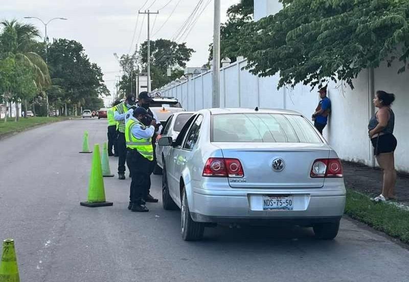 Traffic officials in Chetumal, Quintana Roo, during a vehicle registration operation