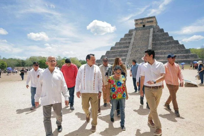 Yucatan Governor Joaquín Díaz Mena tours the Chichen Itza artisan market area with officials and artisans