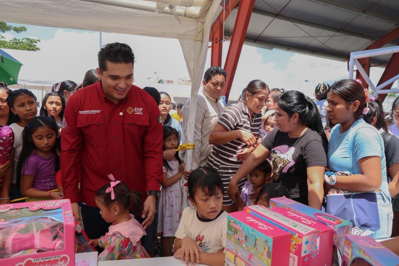 Children playing at a Children's Day event in Puerto Aventuras, Quintana Roo