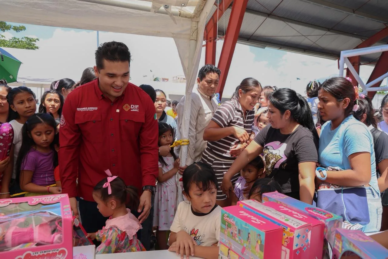 Children playing at a Children's Day event in Puerto Aventuras, Quintana Roo