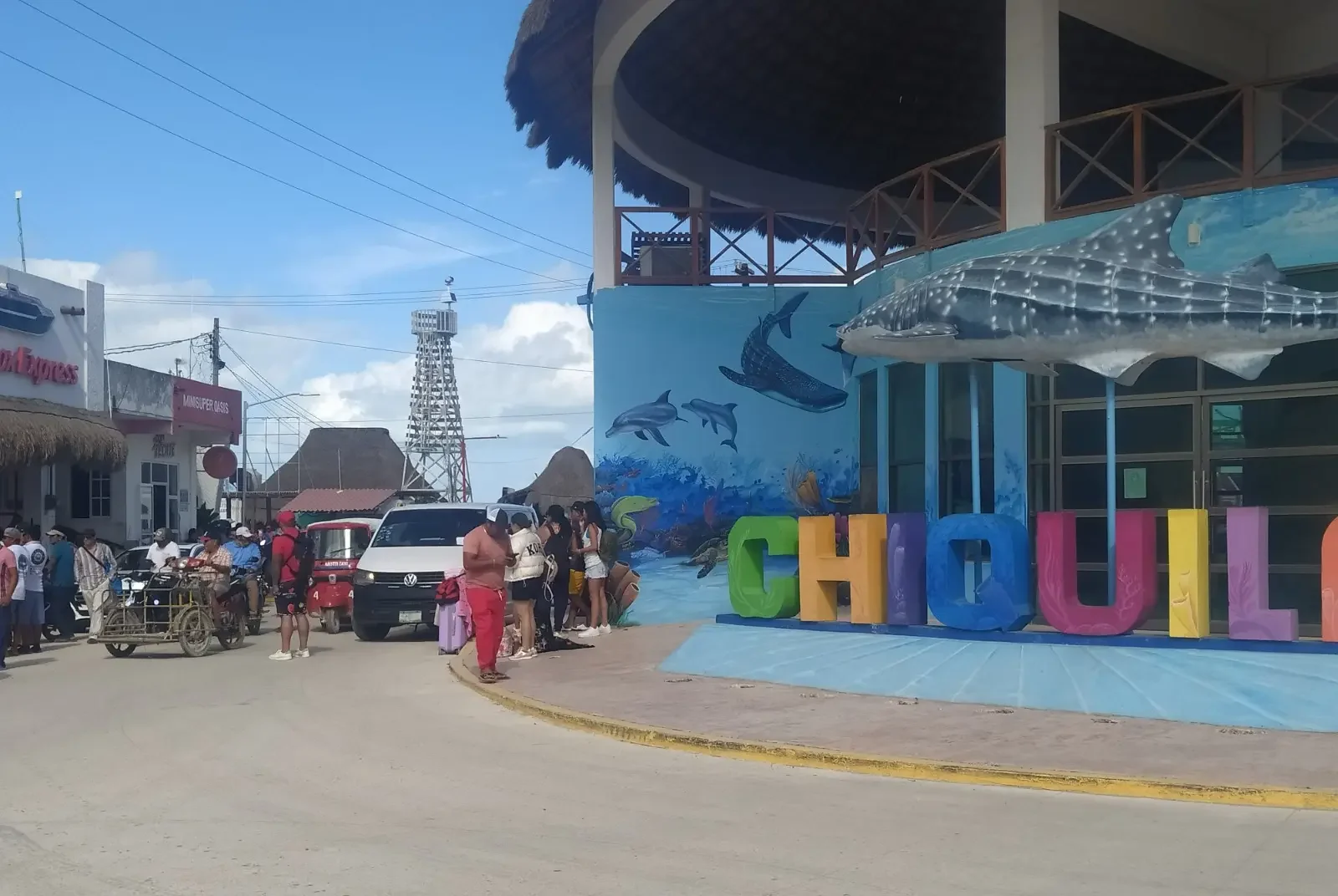 Residents and merchants in Chiquilá, Quintana Roo, protest against frequent power outages that disrupt daily life and threaten the local economy.