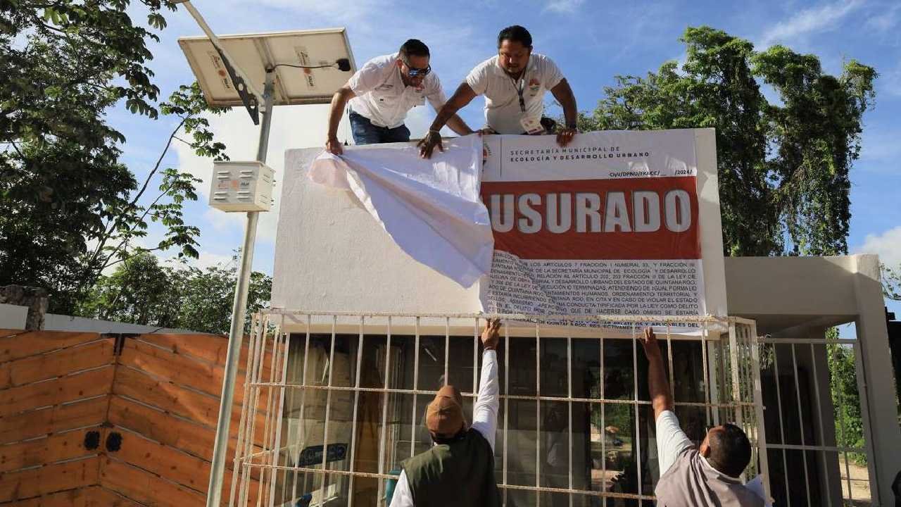 Municipal authorities seal an irregular construction site in Quintana Roo