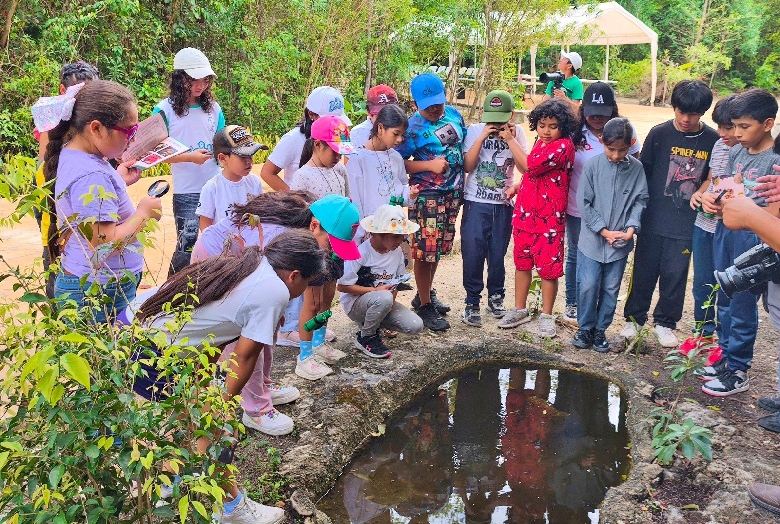 Children exploring nature in Cozumel's Parque Urbano Corazón during an environmental education program