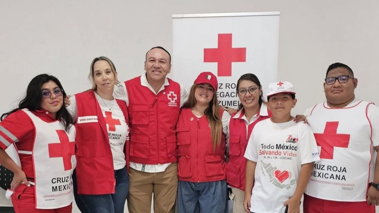 Authorities and volunteers participate in the launch of the Cozumel Red Cross annual fundraising campaign