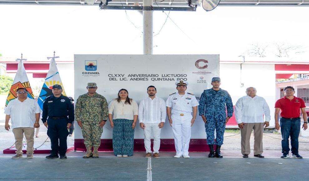Civic ceremony in Cozumel honoring Andrés Quintana Roo with students and officials present