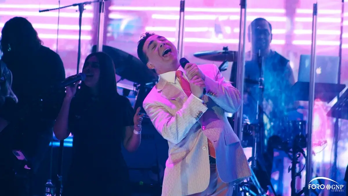 Cristian Castro performing on stage at Foro GNP Seguros in Mérida during his sold-out concert
