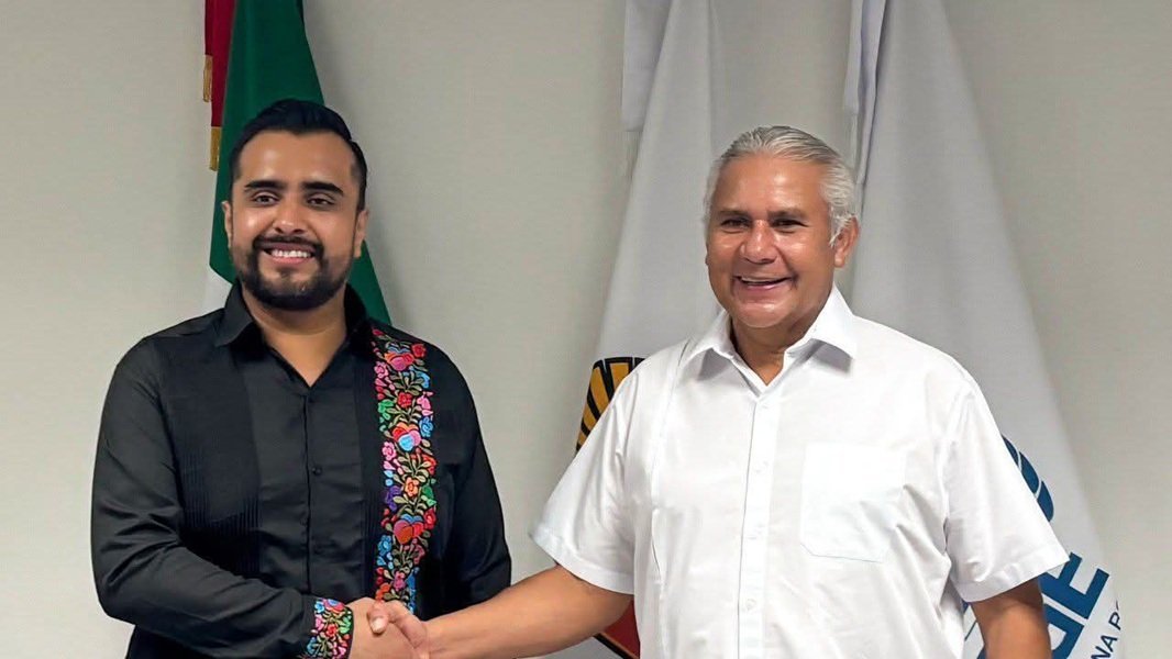 Edgar Ramírez Morales, Quintana Roo's anticorruption prosecutor, speaking at a press conference