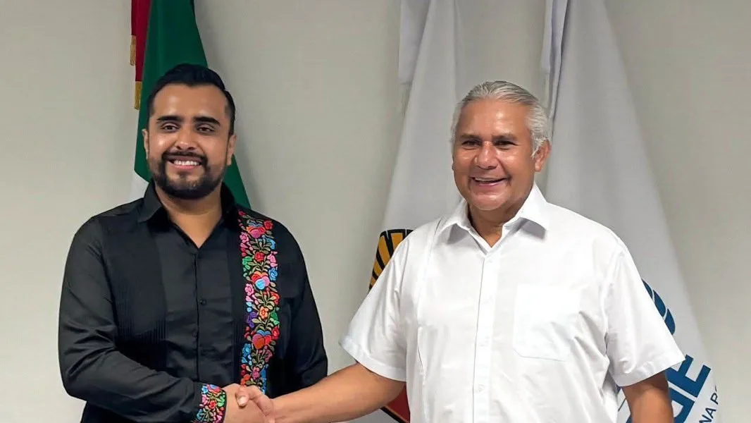 Edgar Ramírez Morales, Quintana Roo's anticorruption prosecutor, speaking at a press conference