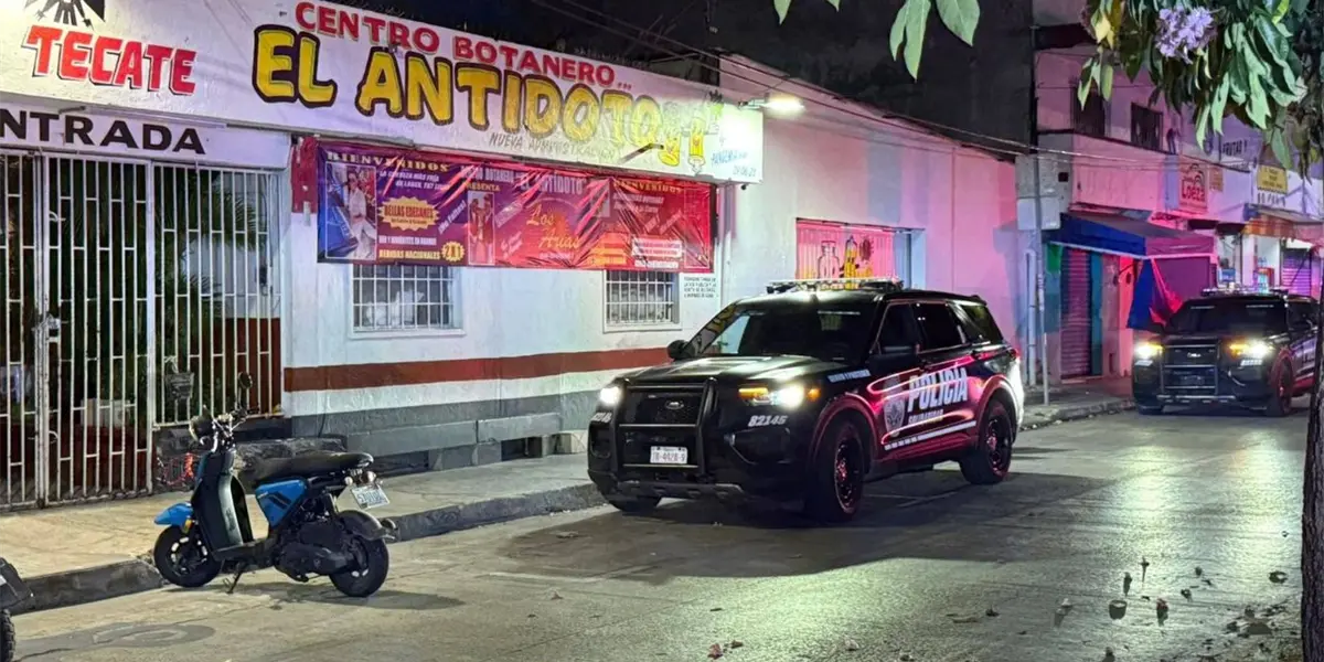 Police and forensic investigators at the scene of a shooting at El Antídoto bar in Playa del Carmen