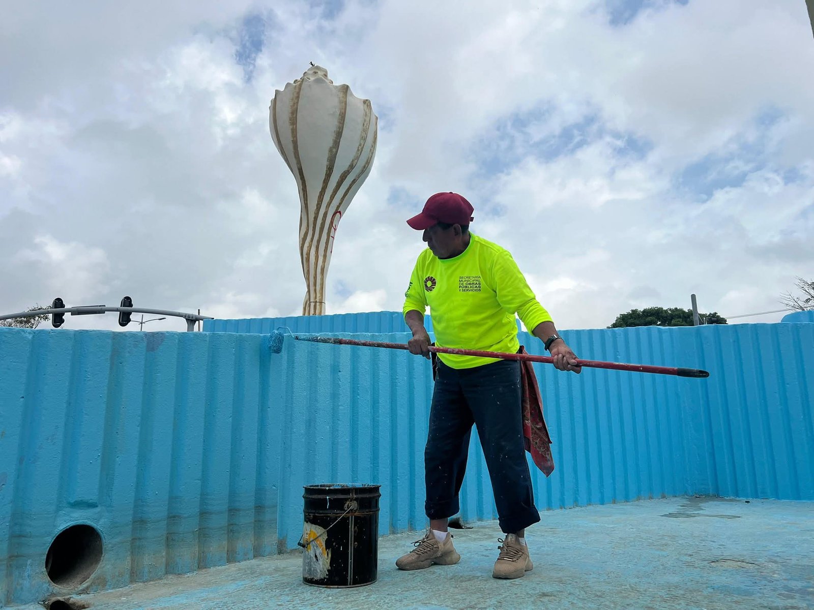 The restored 'El Ceviche' roundabout in Cancun, showing its orange starfish sculpture and blue base after repainting.