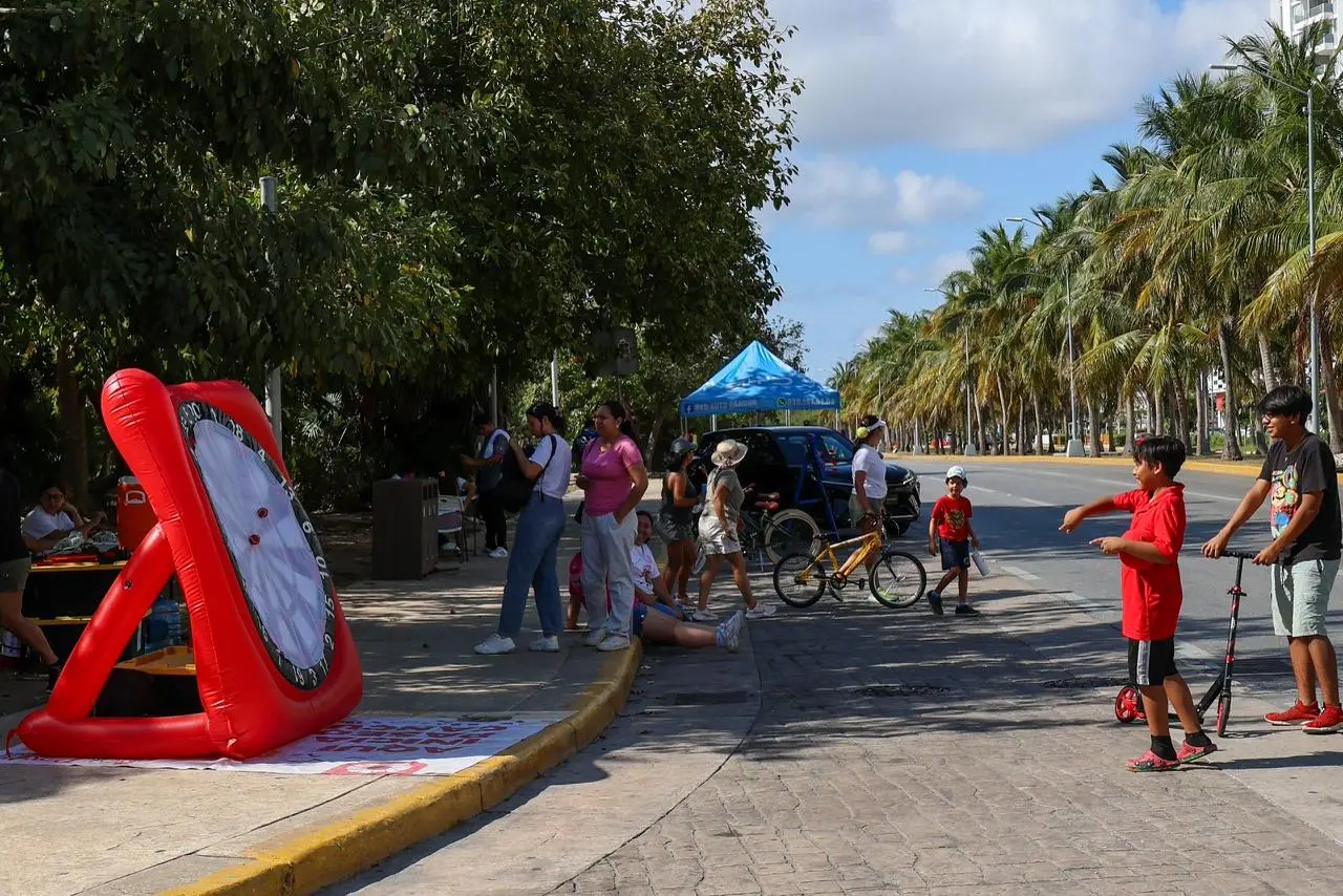Families walking, cycling and skating along Bonampak Avenue during the Paseo Cancunense event in Cancun