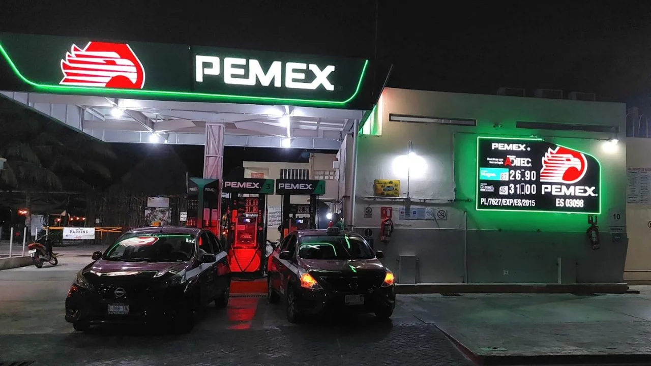 A gas station in Cancún, Quintana Roo, with signs showing high fuel prices
