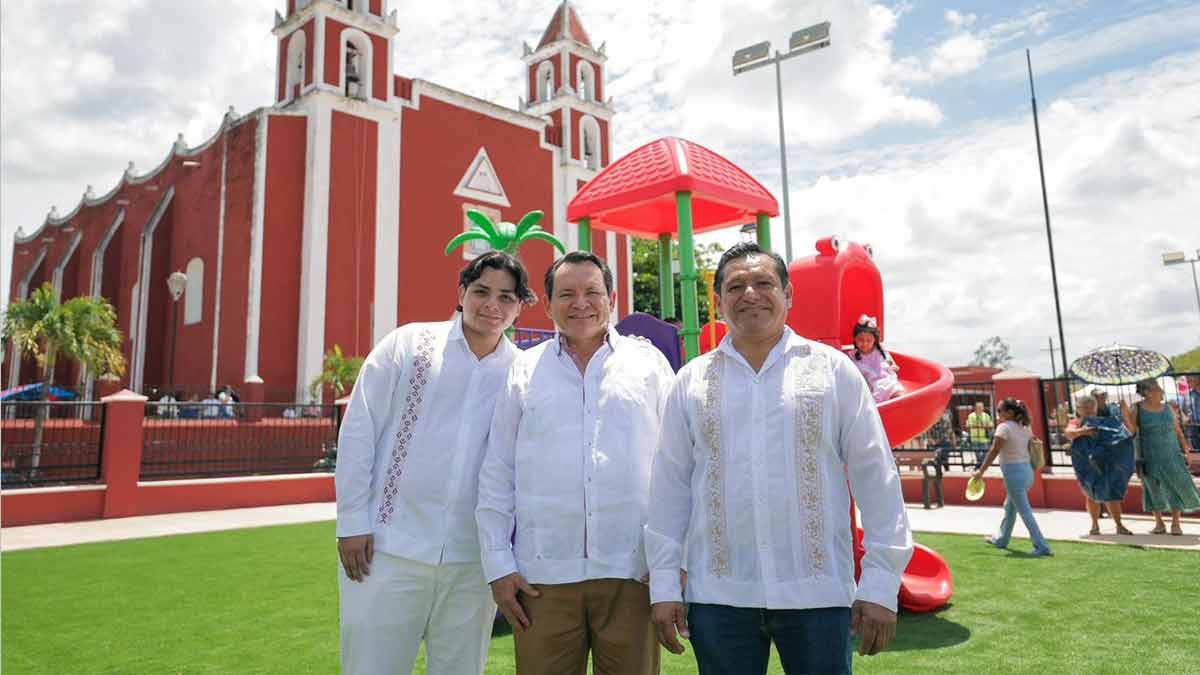 Yucatan Governor Joaquín Díaz Mena speaking at the inauguration of renovated parks in Baca municipality