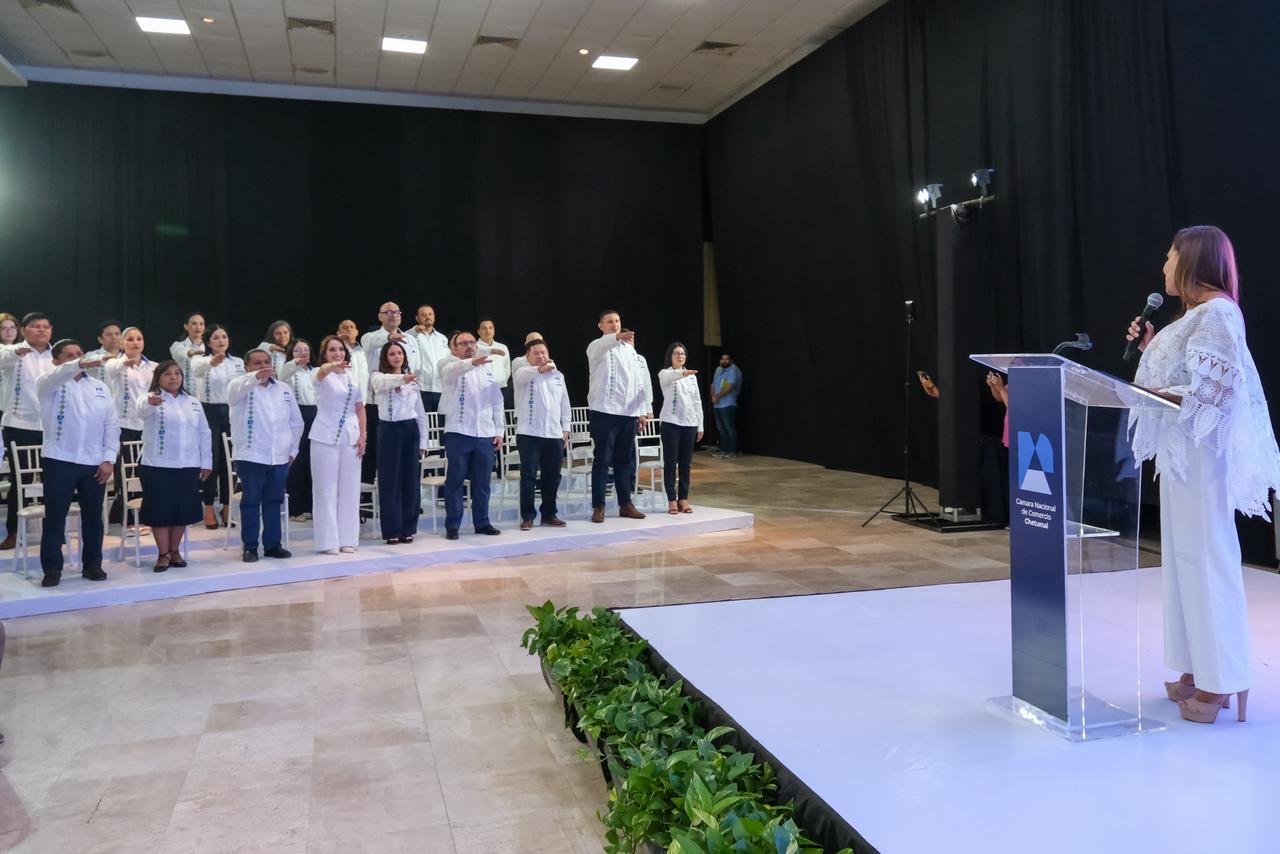 Governor Mara Lezama speaks at the swearing-in ceremony for the new Chetumal-Tulum Chamber of Commerce board.