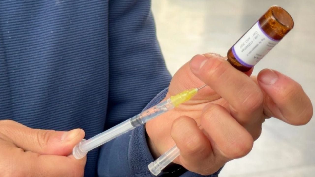 A health worker administers a measles vaccine to a child during a door-to-door vaccination campaign in Quintana Roo