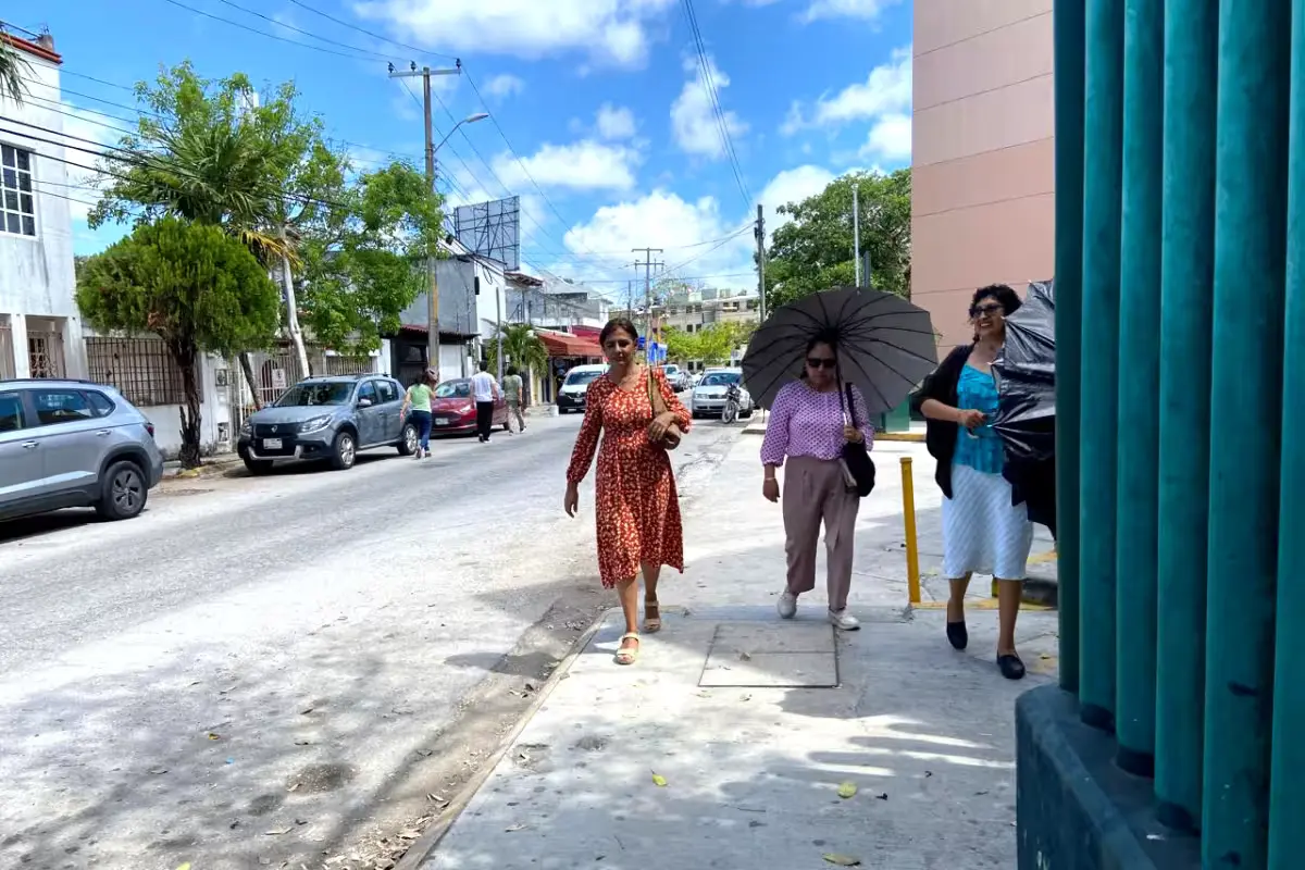 A person drinking water under the sun in Quintana Roo during a heat wave