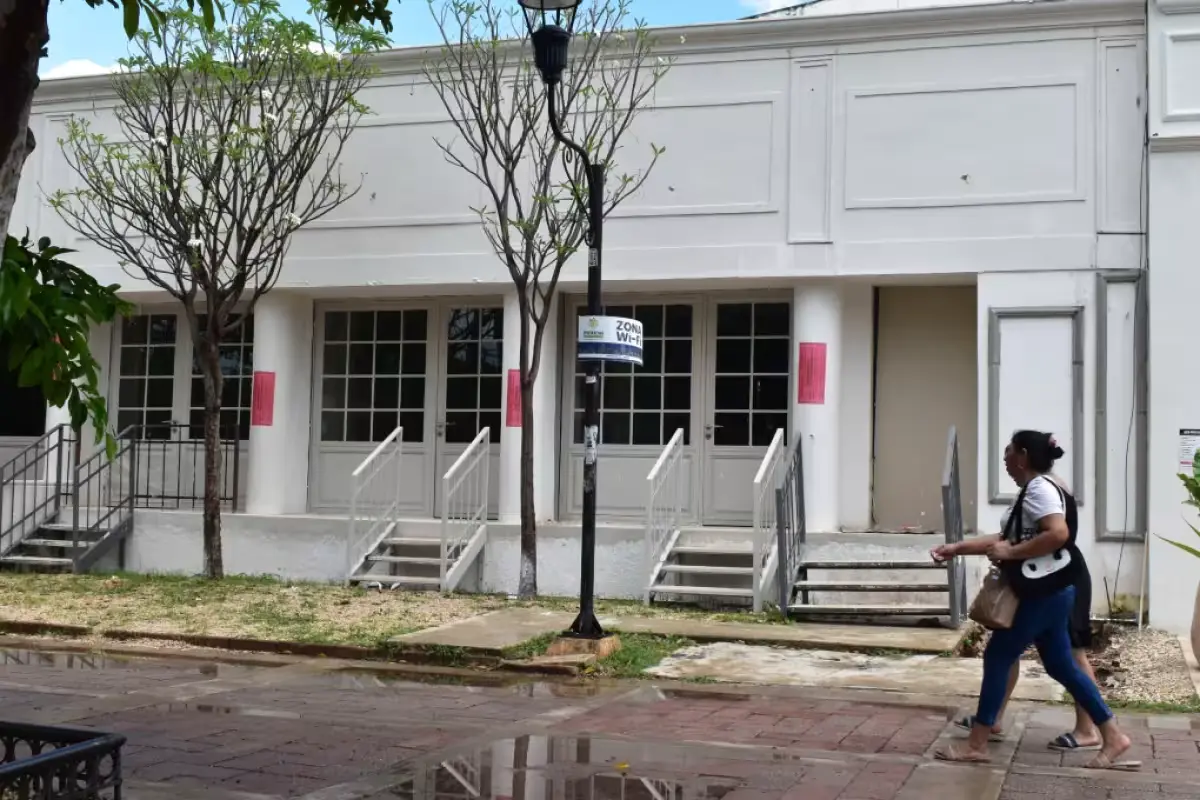 Official INAH seal placed on a building in Mérida's historic center, indicating suspended construction work