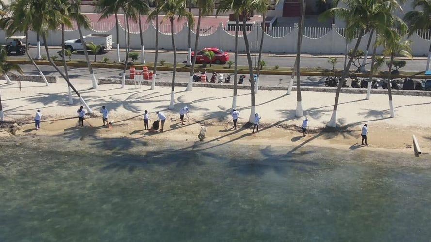 Personnel deploy containment barriers during a simulated diesel spill drill in the waters off Isla Mujeres, Quintana Roo.