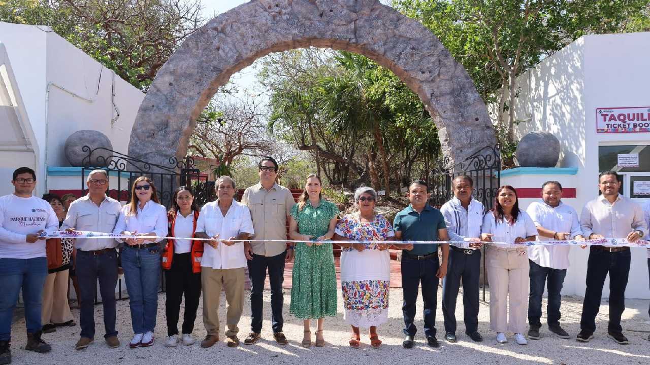 Mayor Atenea Gómez Ricalde cuts the ribbon at the reopening ceremony for Hacienda Mundaca park in Isla Mujeres
