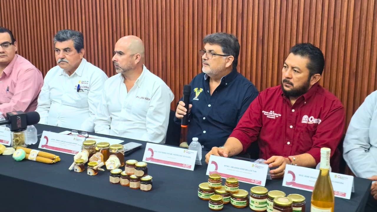 Jorge Carlos Aguilar Osorio, head of Sedarpe, announces Chetumal as host of the 32nd International Beekeeping Congress 2026