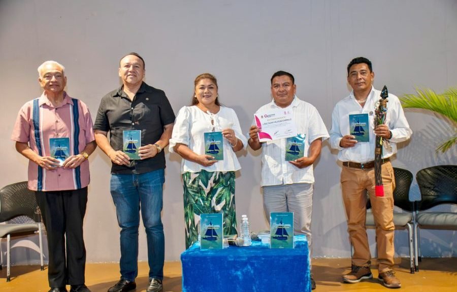 Baltazar Villegas Carrillo presenting his bilingual Maya-Spanish poetry book Kuulul Saam at the Museo de la Isla in Cozumel