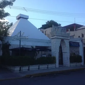 The former Labná restaurant space in Cancún's Parque de las Palapas now occupied by a convenience store