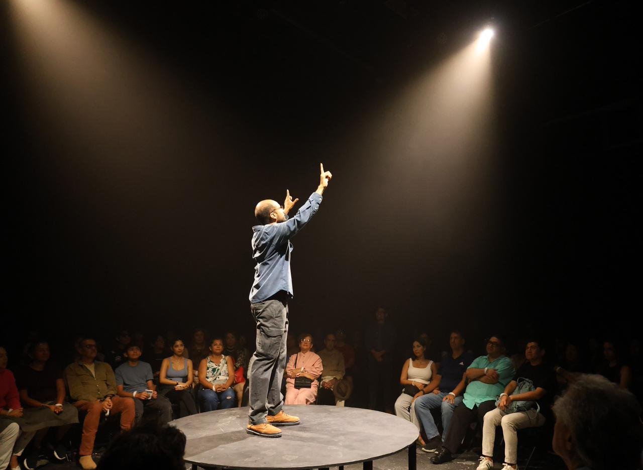 Performers from Cancún's Municipal Choir, Theater, and Folkloric Ballet companies on stage during 'Lux: Ecos del Fuego'
