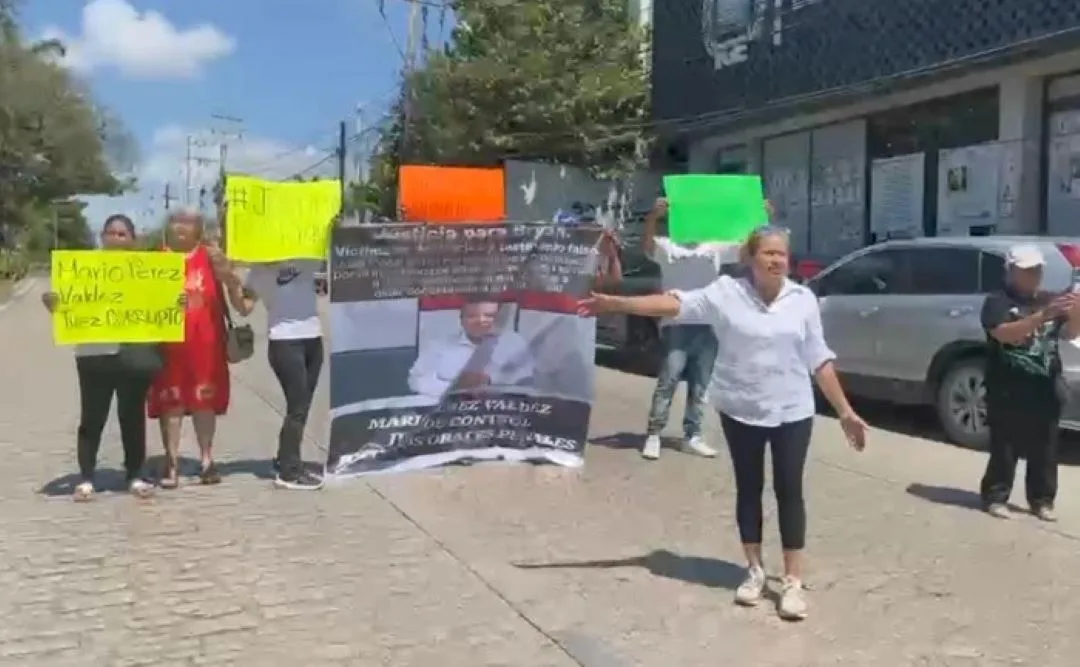 Members of the Madres Buscadoras collective blockading Cobá Avenue in Cancun, holding signs and demanding justice.