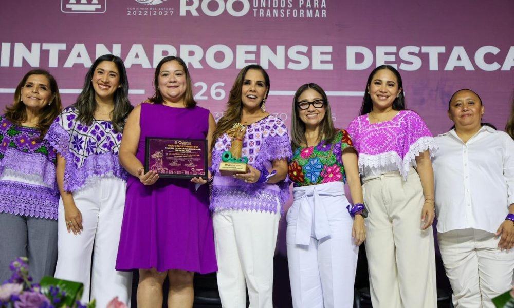 Governor Mara Lezama presenting awards to women at the Chetumal Convention Center