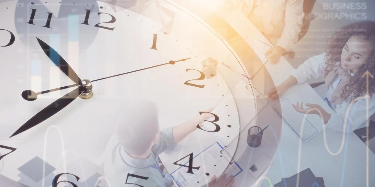 Workers at a factory in Mexico, representing the transition to a 40-hour workweek under the new Federal Labor Law reform.