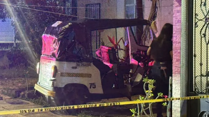 Emergency responders at the scene where a mototaxi driver was found dead in Puerto Aventuras, Quintana Roo
