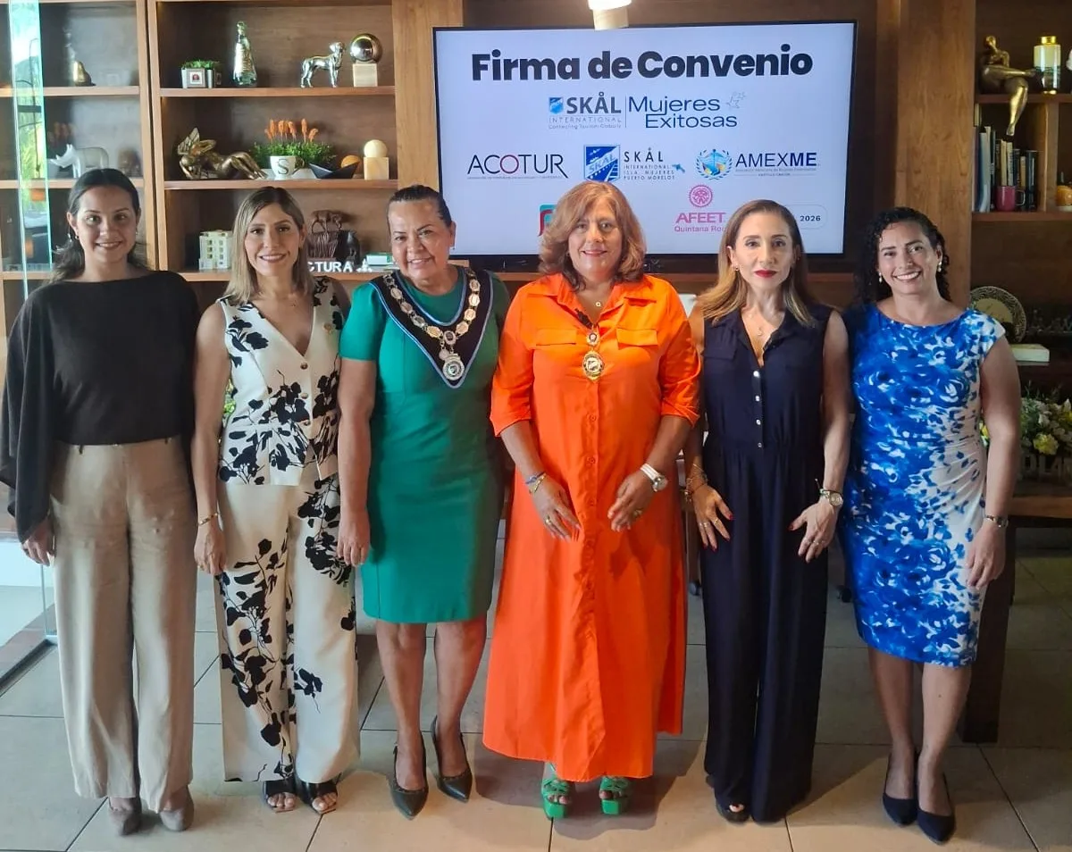 Business leaders signing the Mujeres Exitosas coalition agreement in Quintana Roo