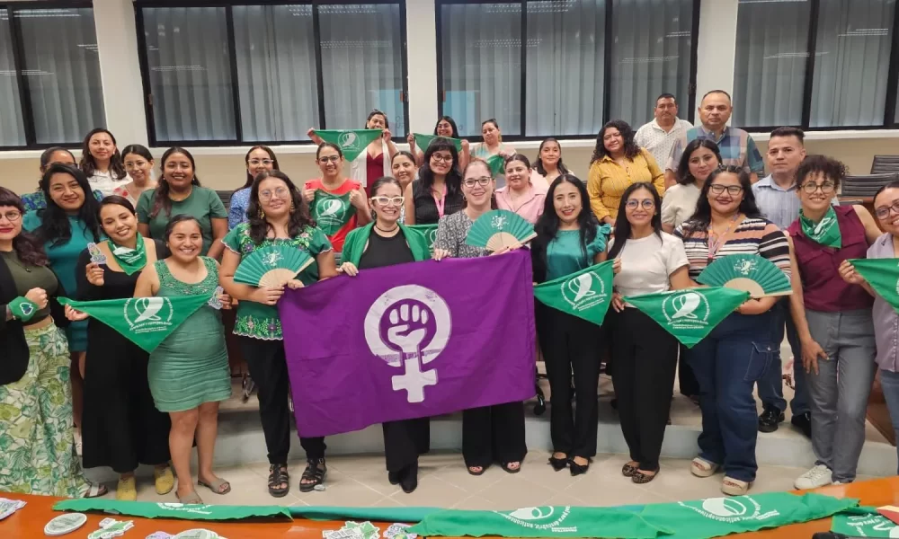 Representative image of a group discussing healthcare access in Cancun, Quintana Roo.