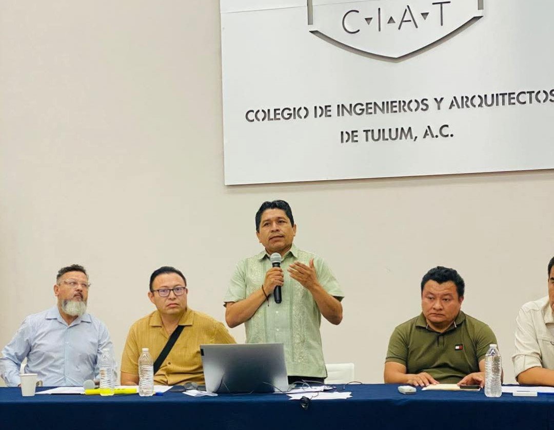 A moment from a panel discussion where a speaker is engaging with the audience at the Colegio de Ingenieros y Arquitectos de Tulum, addressing important topics in engineering and architecture.