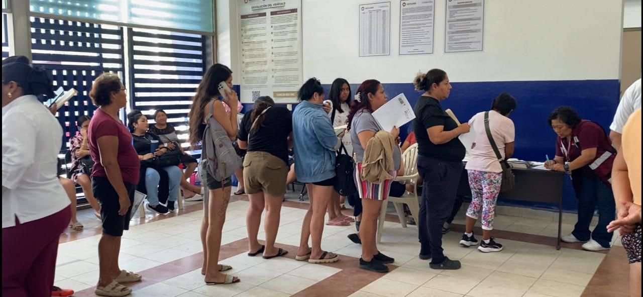 A line of parents waiting outside the municipal detention center in Cancún, Mexico
