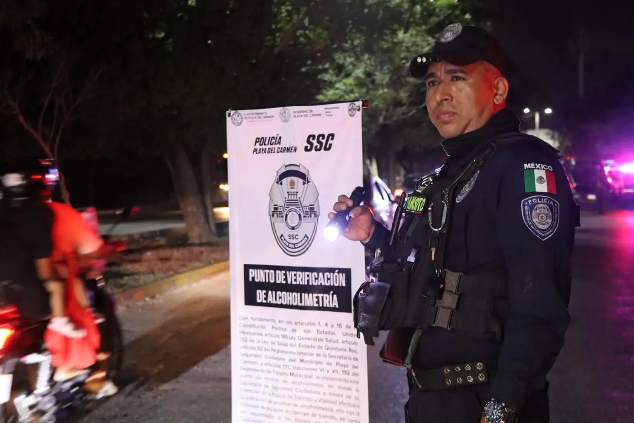 Police officers and security personnel during the Easter security operation in Playa del Carmen, Quintana Roo